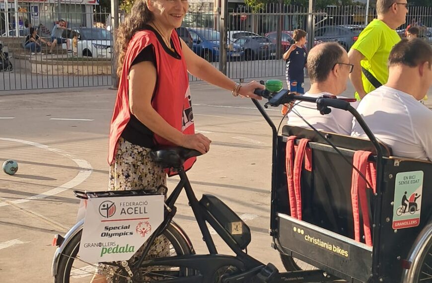 Els tricicles d’En Bici Sense Edat Granollers acompanyen els rellevistes de la torxa dels Special Olympics
